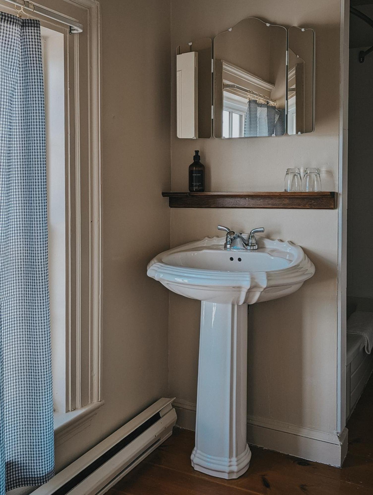 The Cooper'S Inn Shelburne Bagian luar foto